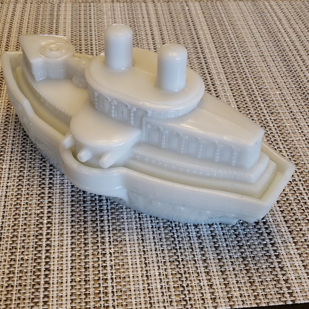 1898 USS Maine milk glass Condiment holder w/lid